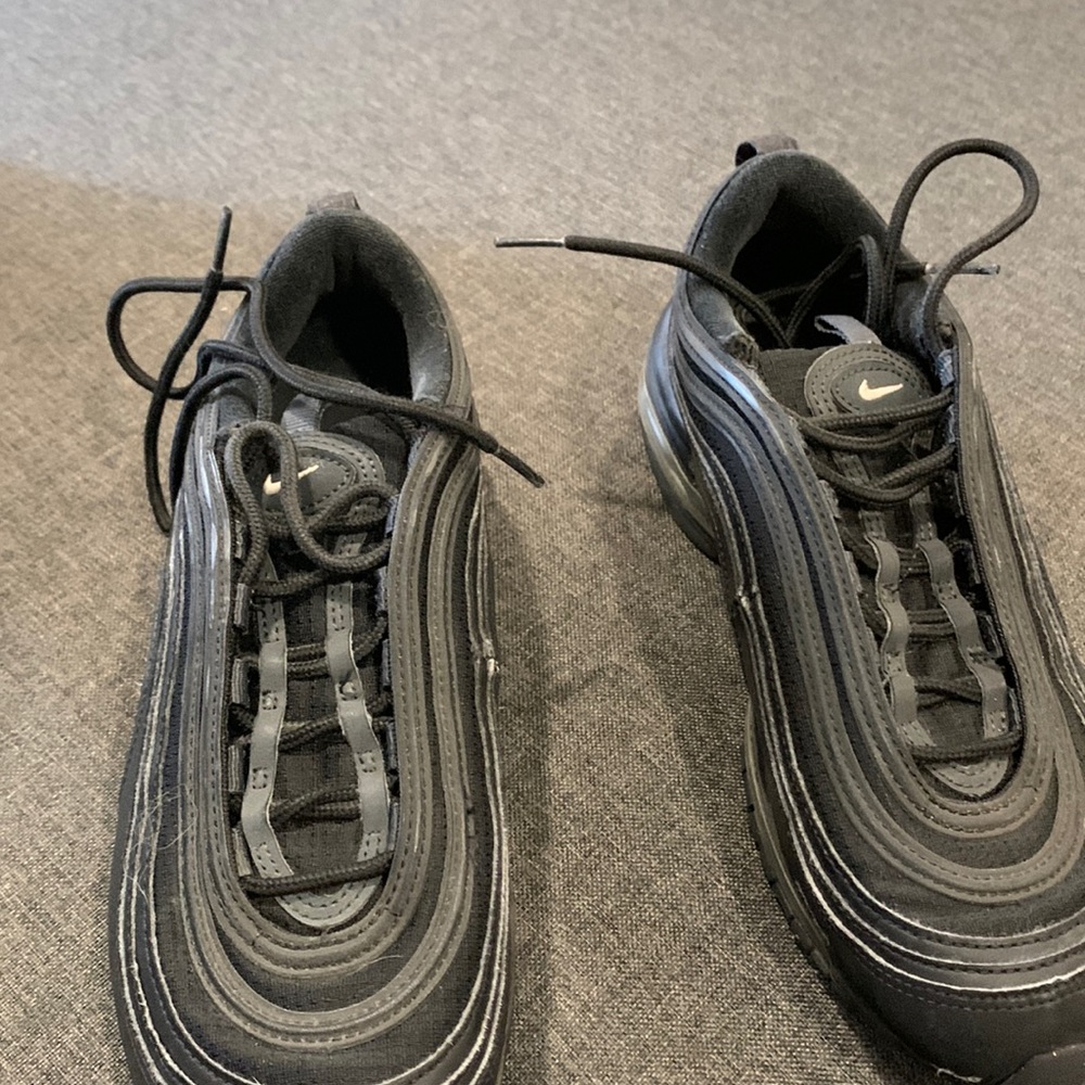 Nike size 6 youth tennis black I very good condition